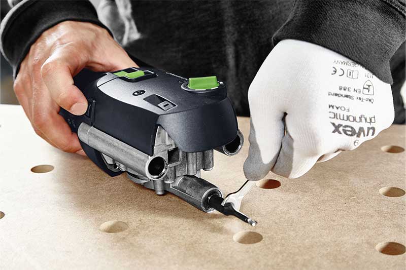 Un profesional retira la fresa de la máquina