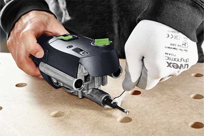 Un profesional retira la fresa de la máquina