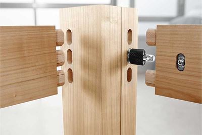 Ensamblaje de una pieza de un mueble con ayuda de clavijas