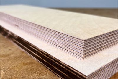 Dos tablas cortadas una encima de la otra, una con el borde quemado