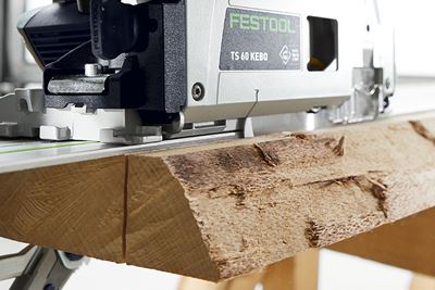 Primer plano de una sierra circular Festool que corta madera