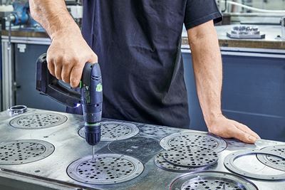 Profesional trabaja placas de abrasivo de metal