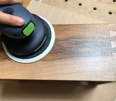 Para el lijado intermedio de barnices, utilizar el abrasivo Brilliant