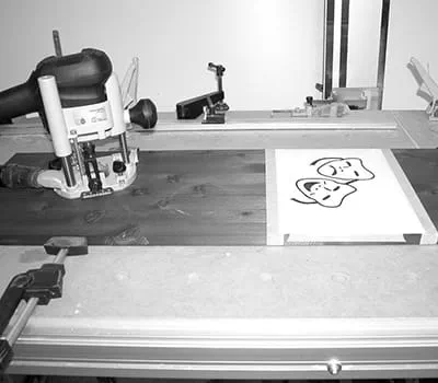 Pegado de la plantilla sobre la pieza de trabajo