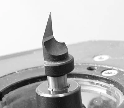 Montar la fresa adecuada en la pinza de sujeción de la fresadora.