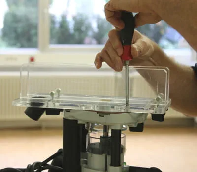 Fijación de la pieza auxiliar para fresar en la fresadora