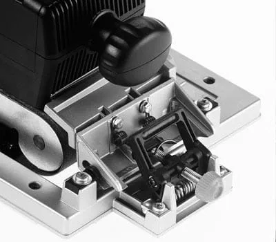 Al levantar la lijadora de banda se puede comprobar la parte de superficie ya lijada