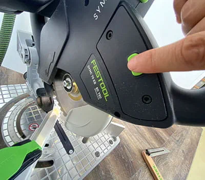 En caso necesario, sitúe las guías de tope en posición inicial