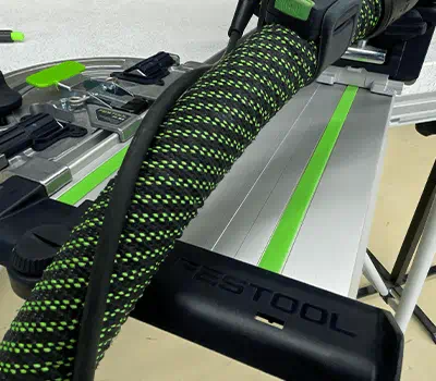 Sierra de incisión con riel de guía