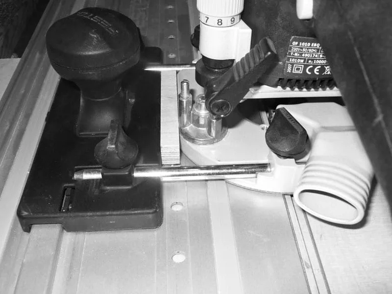 Fijar el riel de guía con sargentos