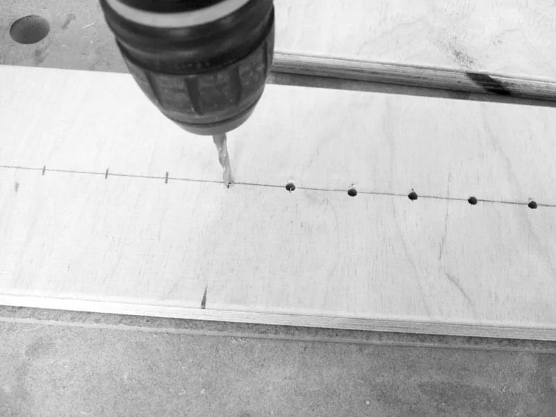 Taladrar orificios para los tornillos de cabeza avellanada M5