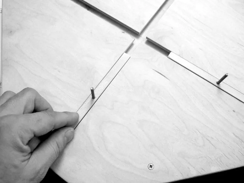 Introducir listones guía en hembras de machihembrado