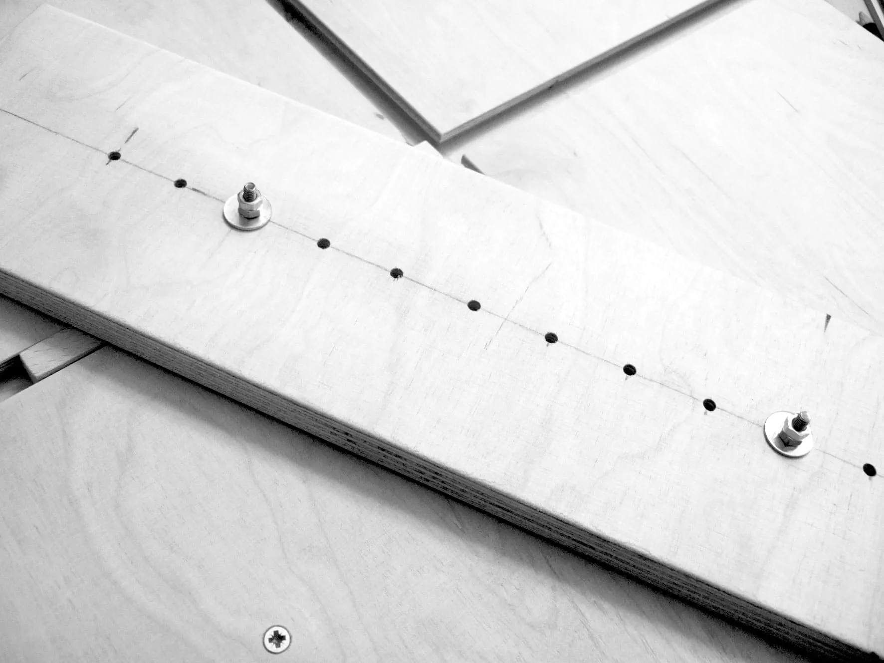 Introducir los tornillos en los orificios