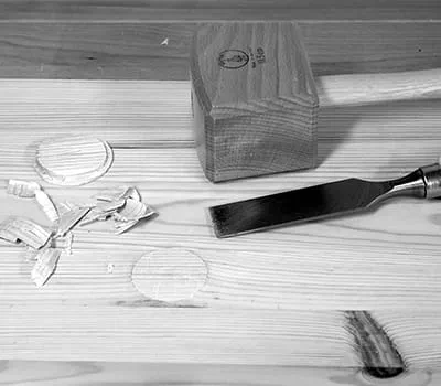 Retirada de la parte sobrante con el formón de carpintero