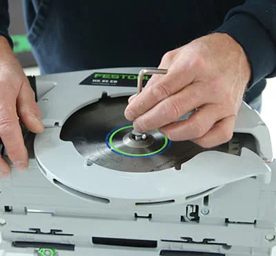 Uso de una hoja de sierra de dentado plano