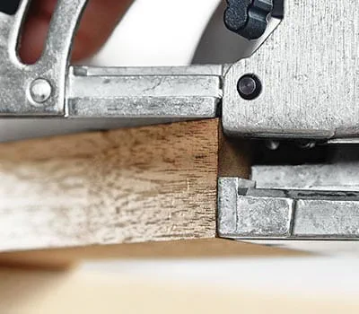 Para el segundo orificio de fresado, marcar la posición, o bien avanzar con la máquina a ras por la parte exterior hasta la punta del inglete