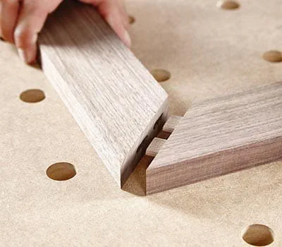 Introducir los tacos aplicando suficiente cola