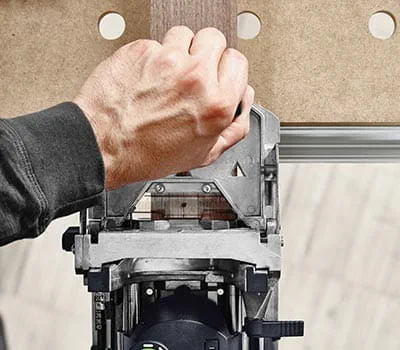 El segundo orificio de fresado se fija con ayuda del trinquete de tope