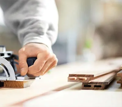 Si los elementos del bastidor de madera se van a renvalsar o ranurar tras el ensamblaje, al fresar los orificios para los tacos es preciso sumar la profundidad de renvalso