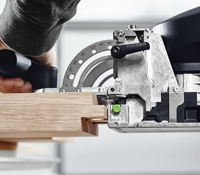 Marcar la posición en la que se desea colocar el taco ayudándose de la mirilla