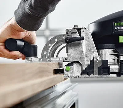 En el larguero se deben practicar los orificios de fresado también con 70 mm de profundidad