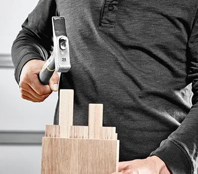 Biselar el corte del taco ligeramente por los bordes con un taco de lijado