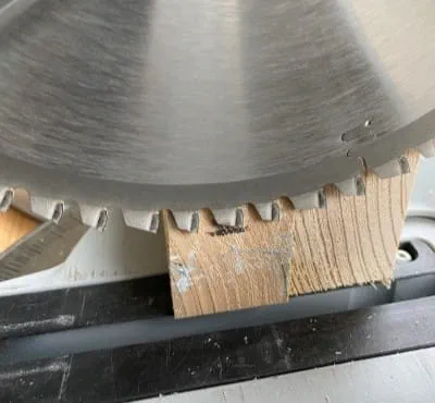 Ajuste del limitador de profundidad de tronzado: 