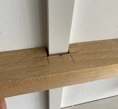 Una vez finalizado el trabajo, se puede fijar el batiente entallado  