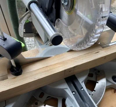 Colocación de la pieza de trabajo sobre la mesa de la KAPEX