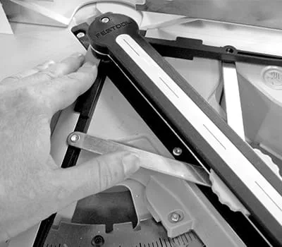 Transferencia del ángulo a la sierra tronzadora