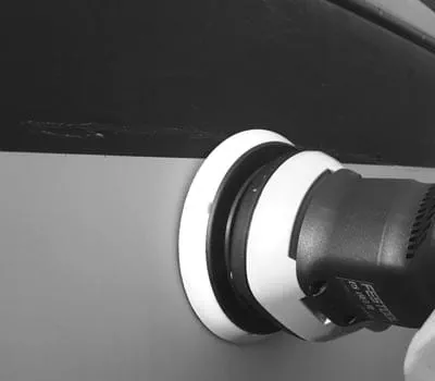 Lijado del gelcoat en caso de arañazos leves para prepararlo para el pulido.