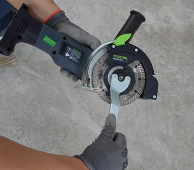 Montaje del disco de diamante All-D 125 con una llave de doble cabezal