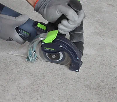 Colocar la AGC DSC 125 en la grieta e incidir lentamente.