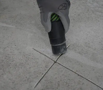 Limpieza del polvo y los fragmentos sueltos de las grietas con el aspirador multiuso