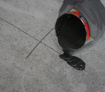 Introducción de resina para grietas en la junta