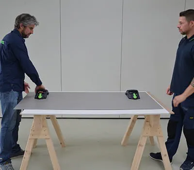 Depositar la baldosa de gran formato sobre una base adecuada