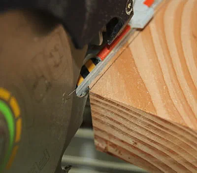 Alineado con el canto de corte