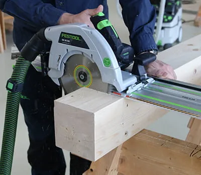 Tronzar los extremos del poste utilizando el riel de tronzado y la HK 85