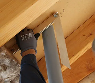 Retirar la escuadra al sesgo.