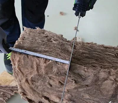 Colocación de la medida y corte del aislamiento entre cabrios