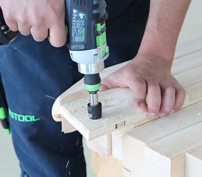 Perforación previa de las juntas de tablas