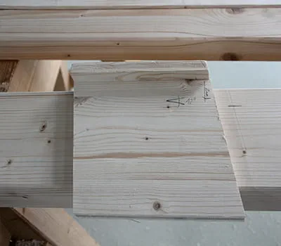 Marcado de los largueros para fresar la cola de milano