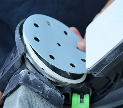 Fijación del abrasivo en el plato lijador