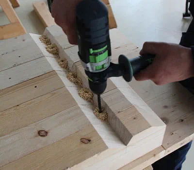 Orificios en el ángulo de la entalladura para fijar los cabios