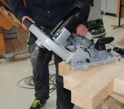 Realización de los cortes de brochal en los cabios con Sierra circular