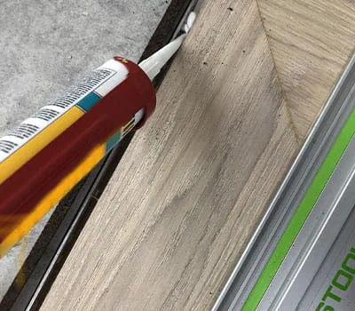 Aplicar el adhesivo de montaje