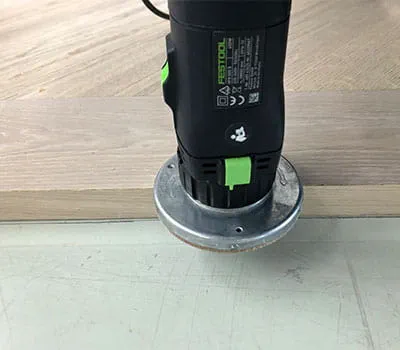 Guiar con cuidado la fresadora en toda la longitud