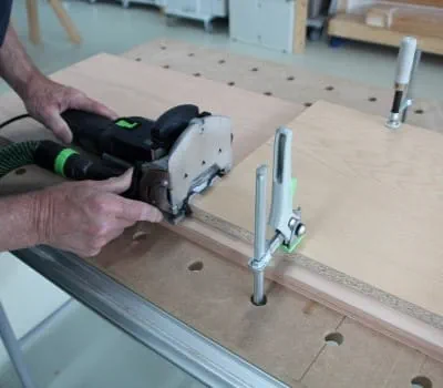 Unir la parte central con la base