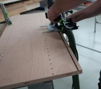 Fresar la ranura para el panel trasero