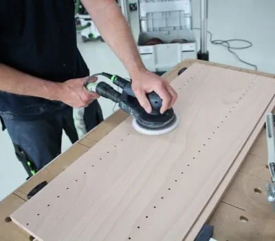 Lijar las piezas del cuerpo del armario